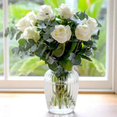 Розовые розы в вазе на столе, …» — создано в Шедевруме