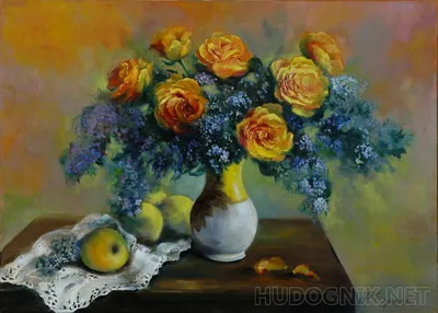 Розы в вазе на столе - красивые фото