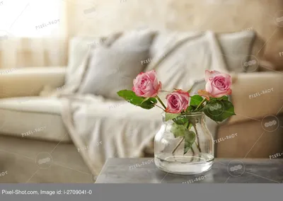 Букет искусственных роз в вазе на столе | Премиум Фото