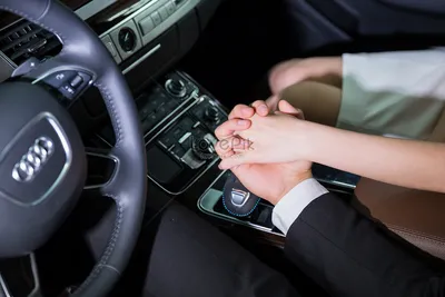 Руки парня и девушки в машине Стоковое Фото - изображение насчитывающей  астетически, счастье: 208281746