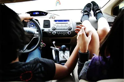 Картинки - парень держит за руку девушку в машине на аву (31 фото)