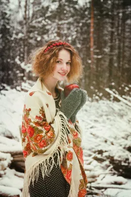 Русская девушка в лесу foto de Stock | Adobe Stock