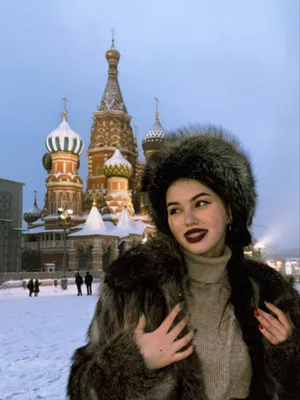 Снимок девушки в короткой юбке на заснеженной улице восхитил россиян -  Мослента