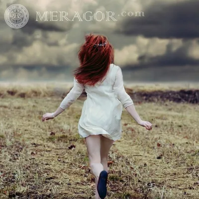 MERAGOR | Рыжая девушка без лица спиной на аву скачать