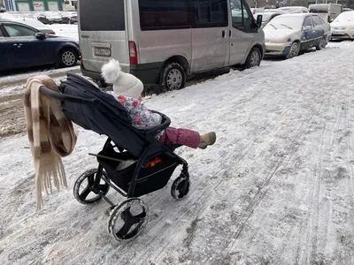 молодая семья гуляет в парке с коляской зимой. фото счастливой семьи.  Стоковое Изображение - изображение насчитывающей холодно, внимательность:  226849855