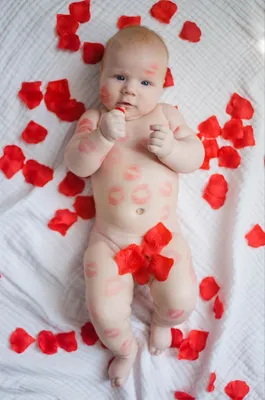 Ребёнок в лепестках роз лепестки розы Роза лепестки новорождённАя | Фото  ребенка, Фотосессии малыша, Новорожденные