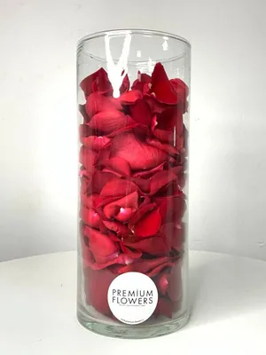 Лепестки роз на свадьбу — самый романтичный декор торжества.