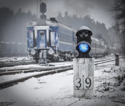 остановка пригородного поезда зимой Стоковое Фото - изображение  насчитывающей слободско, ноча: 270539218