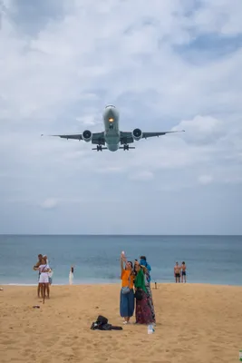 На Пхукете есть пляж, где садятся самолеты прямо над головой 🙂 Этот пляж  находится рядом с аэропортом Пхукет, некоторые считают что это… | Instagram