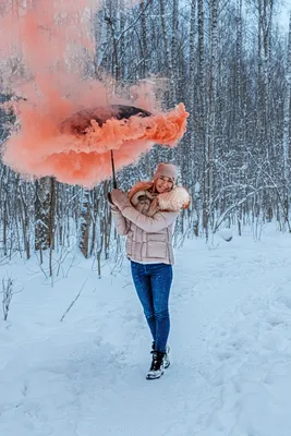Зимняя фотосессия с бирюзовым дымом