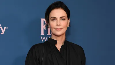 48-летняя Шарлиз Терон вновь снялась обнаженной для рекламы аромата Dior  J'Adore | HELLO! Russia