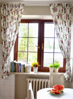 Кухонные шторы до подоконника самые стильные: особенности использования  коротких штор на маленьких и больших кухнях
