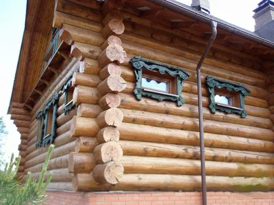 Одноэтажный деревянный дом из дикого сруба | проект 12.7 на 12.5 м