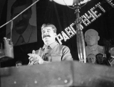 Сталин в ссылке носил жасминовый костюм, изобрел телефон и соблазнил  крестьянку - KP.RU