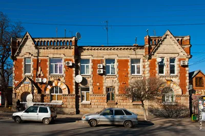 Фото старого дома в Новочеркасске с красивыми окнами