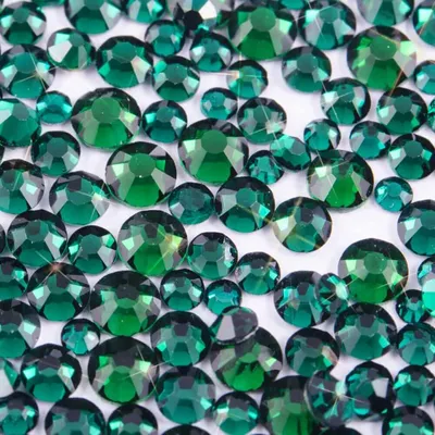 Стразы Swarovski SS3,4,5,6,8,10 Mix Emerald, 1400 шт - Декор для ногтей:  купить, цена в интернет-магазине ⭐Beauty Prof⭐