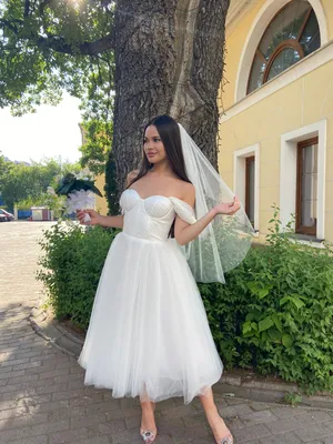 Emilia-нежное короткое корсетное свадебное платье А-силуэт, с пышной  фатиновой юбкой и спущенными плечиками. купить в Москве по низкой цене -  характеристики, фото и примерка | Bride Salon