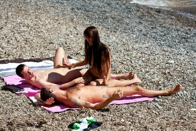 Русские нудисты свингеры трахаются на пляже