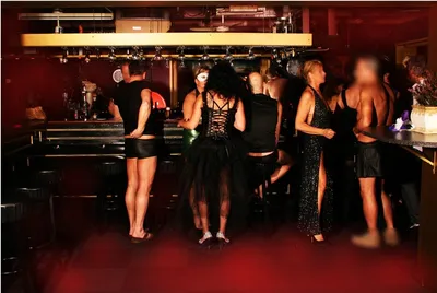 Секс-вечеринку свингеров прервал спецназ, снявший задержанных на видео