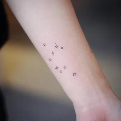 татуировка много звездочек на ноге - tatufoto.com