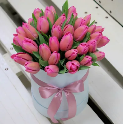 Белые тюльпаны в шляпной коробке купить с доставкой в Москве | Заказать  букет цветов недорого