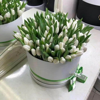 Белые тюльпаны в шляпной коробке – купить с доставкой в Москве