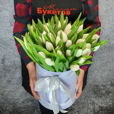 Белые тюльпаны в шляпной большой коробке заказать доставку в Москве