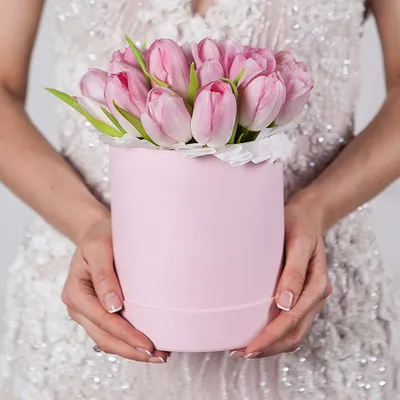 Белые тюльпаны в бархатной коробке