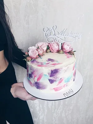 Торт для девочки на день рождения с шоколадным зайцем и шарами