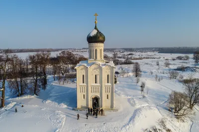 Обои церковь, деревья, зима, тропинка, снегопад картинки на рабочий стол,  фото скачать бесплатно