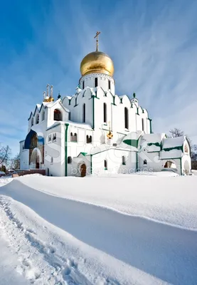 Вид на белую церковь стоковое фото ©AChubykin 1552754