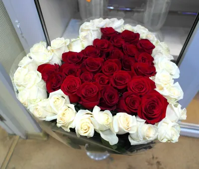 Купить 9 кустовых роз сорта \"Барбадос\" в упаковке в Красноярске! Дом Цветов