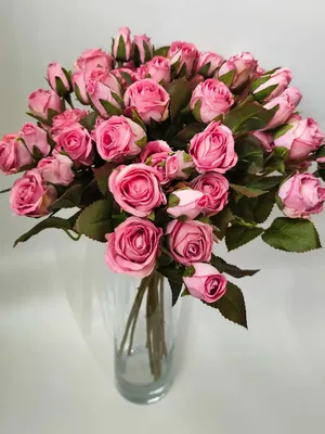 букет белых и розовых роз зелени и других цветов на подоконнике дома  Стоковое Фото - изображение насчитывающей пинк, бутика: 217175798