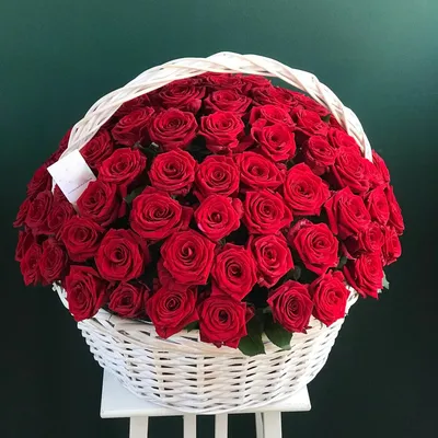 Купить 55 красных роз в корзине по доступной цене с доставкой в Москве и  области в интернет-магазине Город Букетов