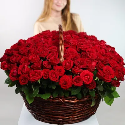 Пионовидные розы в корзине | доставка по Москве и области