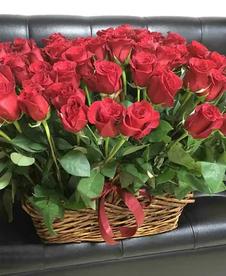 Белые розы в корзине от 51 шт. за 9 990 руб. | Бесплатная доставка цветов  по Москве