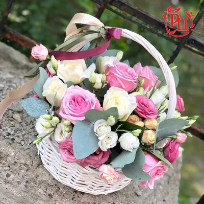 25 кремово-белых кустовых роз в корзине с доставкой курьеров в СПб