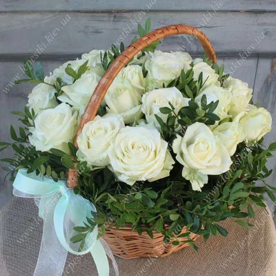 Корзина цветов с розами на юбилей 60 лет купить с доставкой в СПб