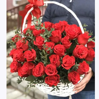 Корзина роз: купить красивые розы в корзине в Москве с доставкой к точному  времени