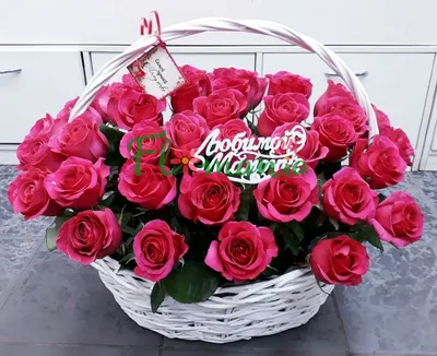 Купить большую корзину красных и белых роз в Волгограде