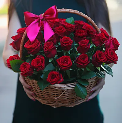 Корзина из белых и розовых роз – купить с доставкой в Москве. Цена ниже!