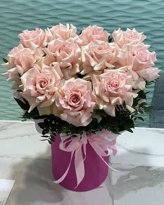 Букет из 11 розовых роз с эвкалиптом - купить в Москве по цене 1390 р -  Magic Flower