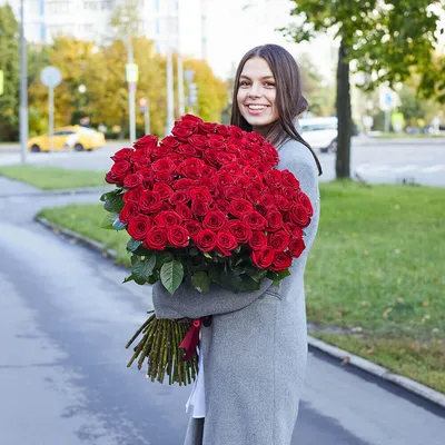 Цветы розы в руках девушки, вид сверху, маленькие красные розы на белом  фоне | Премиум Фото