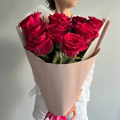Букет роз в руках у девушки - 79 фото