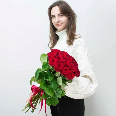 Цветы Розы В Руках Девушки Вид Сверху Маленькие Красные Розы Белый Фон —  стоковые фотографии и другие картинки Ароматерапия - iStock