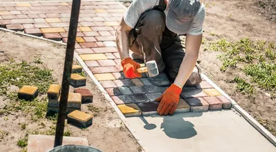 В Запорожье дети соорудили «постройку» из тротуарной плитки, уложенной в  2020 году (ФОТО) | Портал Акцент