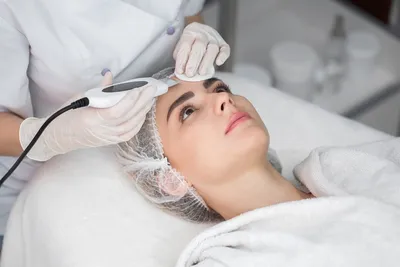 Ультразвуковая чистка лица: плюсы и минусы процедуры, проведение УЗ-пилинга  у косметолога в клинике