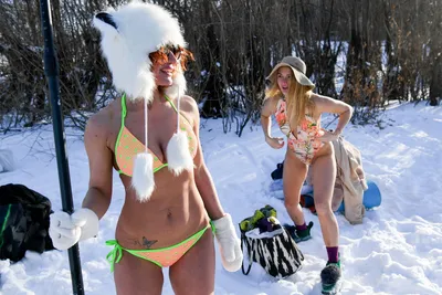 Фото: В Сибири встретили первый день зимы в купальниках - Российская газета