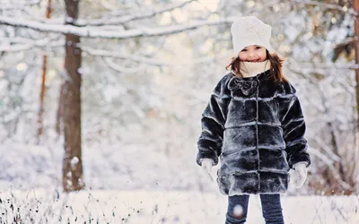 красивая девушка брюнетка стоит в парке зимой, вокруг снег, одета в шубу,  на голове красивый платок с узорами Stock Photo | Adobe Stock