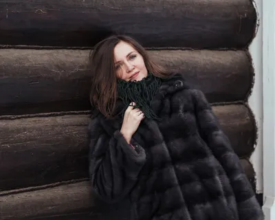 Девушка в шубе зимой на улице фотосессия | Шуба, Фотосессия, Одежда
